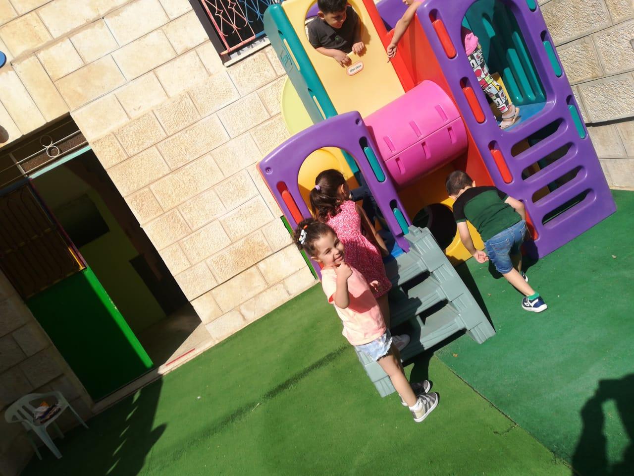 حضانة السلالم الذهبية